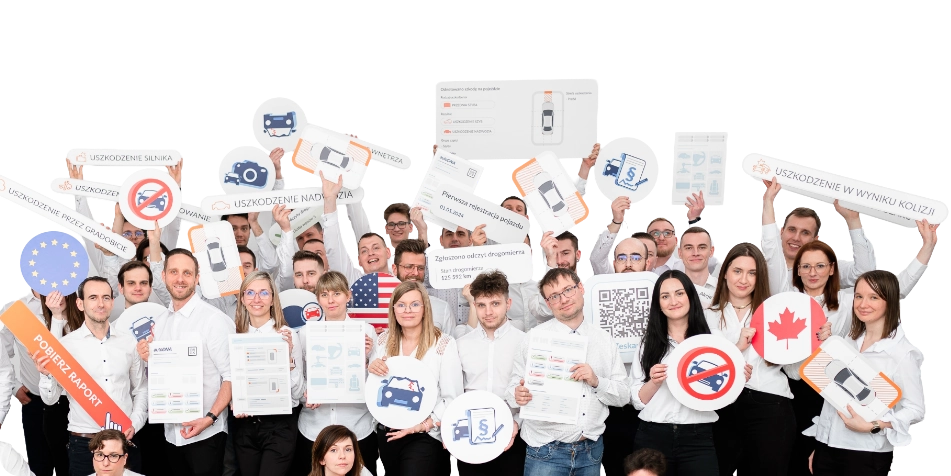 Equipo de empleados de autoDNA sosteniendo carteles con elementos del informe de historial del veh&iacute;culo